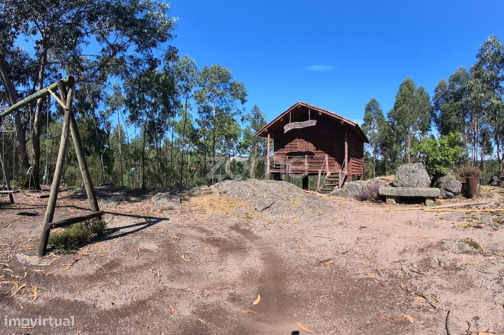 Terreno florestal de 18600 m2 com vistas panorâmicas.