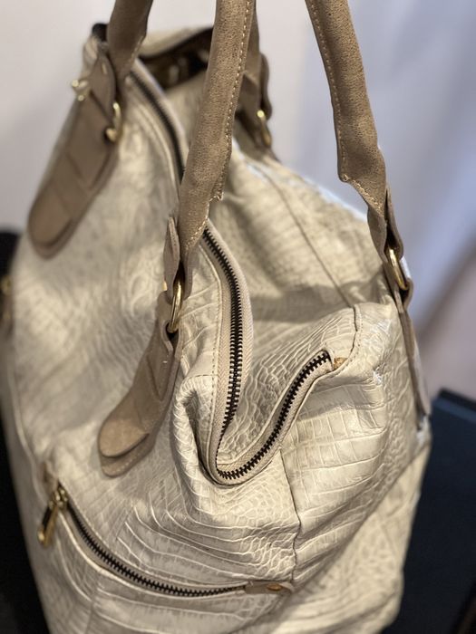 Mala em pele para off white pratica e estilosa