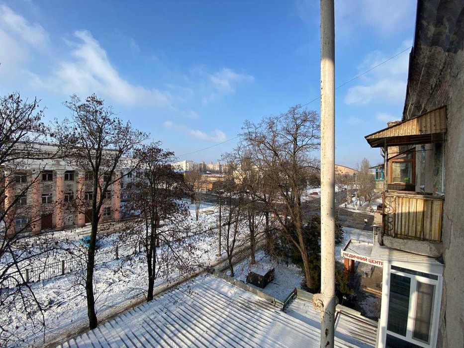 Продаётся двухкомнатная квартира по улице Соборности, ост. Театральная