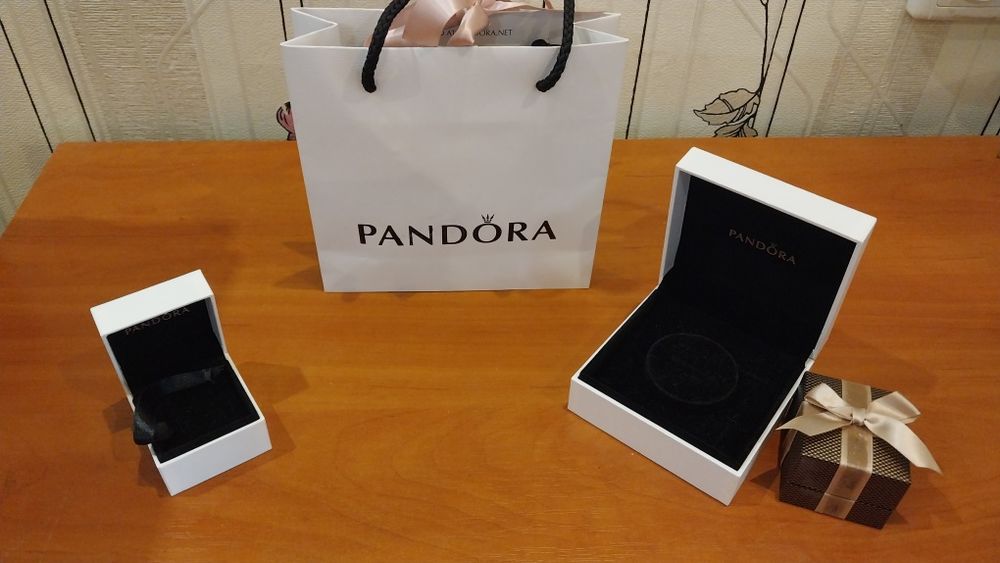 Продам  подарочный набор коробок и гофра  пакет сумочка.  PANDORA. Производство  Индонезия.Под браслет и кольца.
