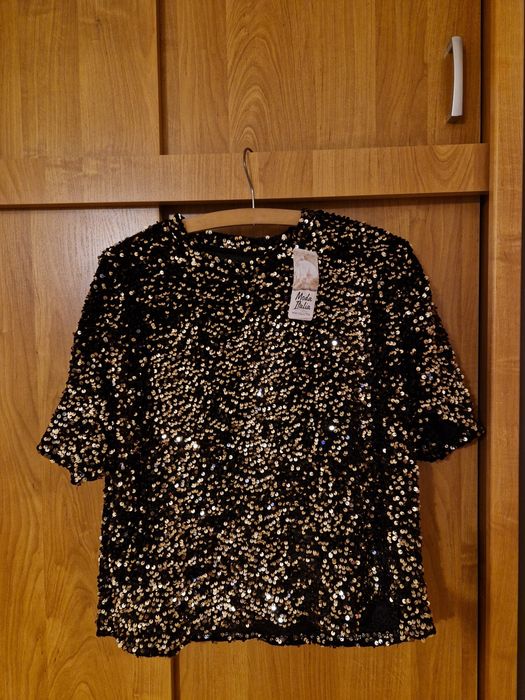Czarna bluzka ze złotymi cekinami