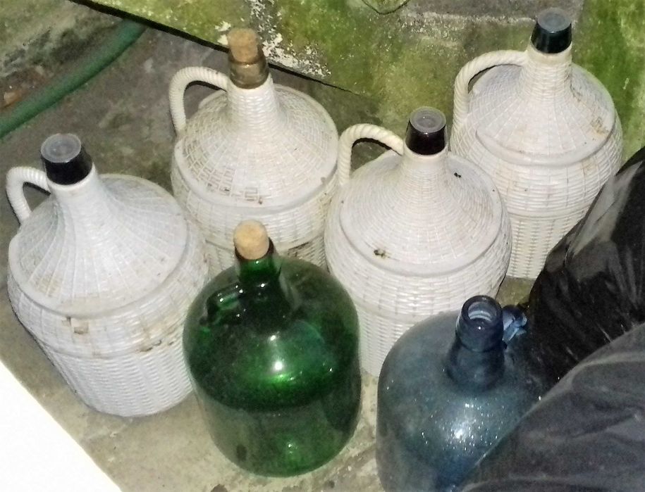 Garrafões de vidro