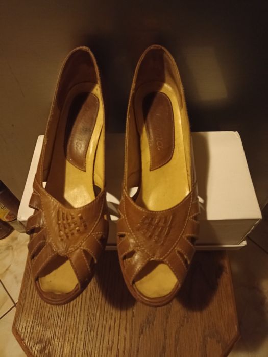 Buty damskie na obcasie