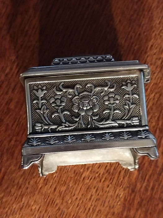 Stara metalowa szkatułka