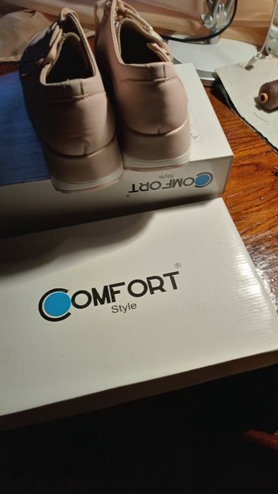 Кожаные кроссовки 39раз