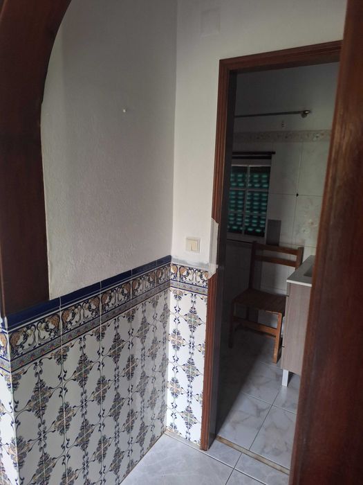 Alugo moradia T2 res chao