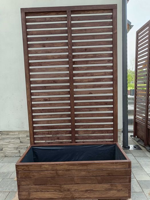 Doniczka, skrzynia na kwiaty z pergolą