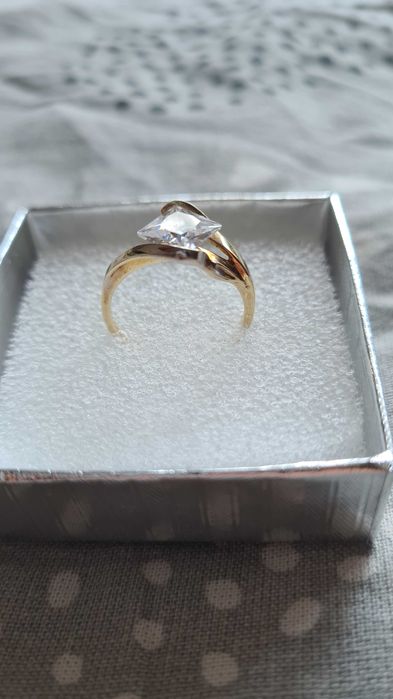 Złoty pierścionek z cyrkonią