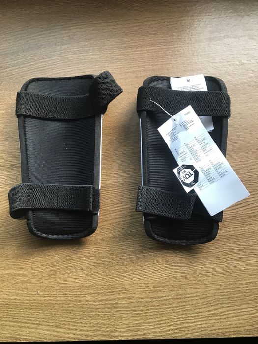 Vendo às minhas caneleiras adidas novas.