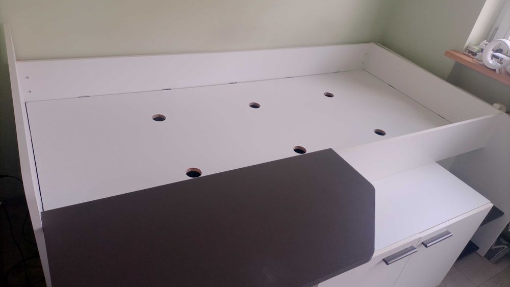 Łóżko młodzieżowe z biurkiem i szafką