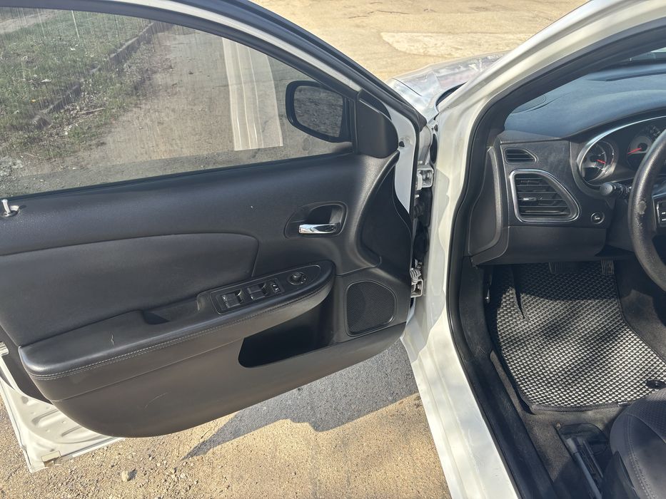 Chrysler 200 2012 год