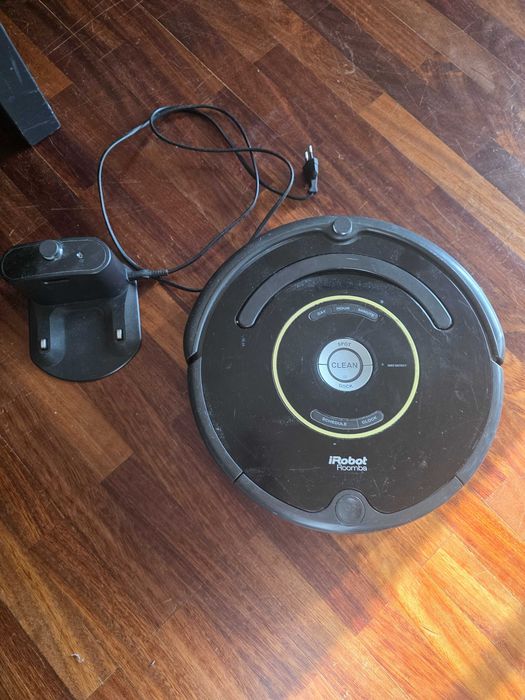 Aspirador Irobot Roomba 650, para peças ou reparação.
