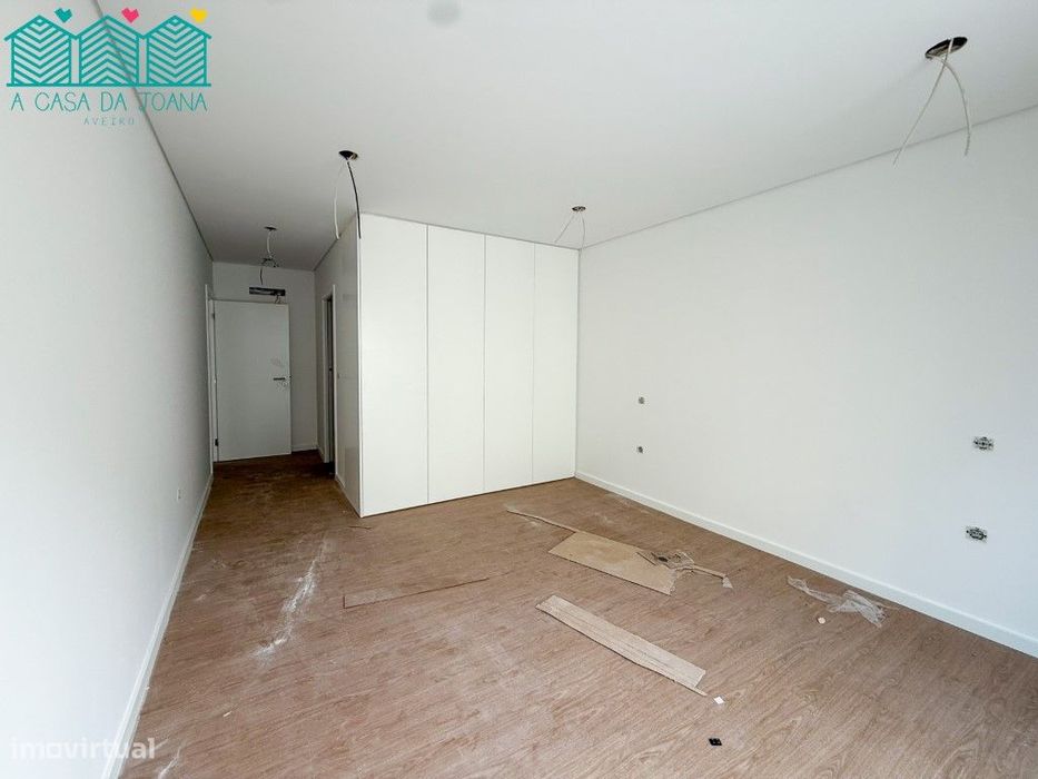 Apartamento T3 com Lugares de Garagem em Esgueira
