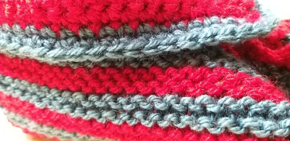 Pantufas às riscas.