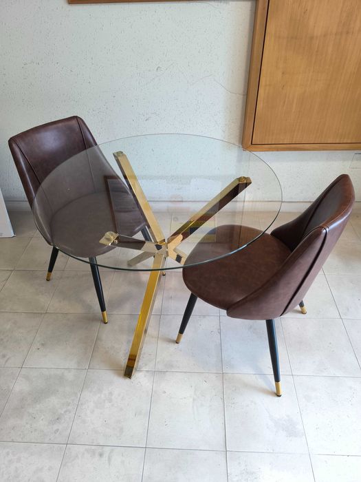 Mesa redonda com tampo em vidro