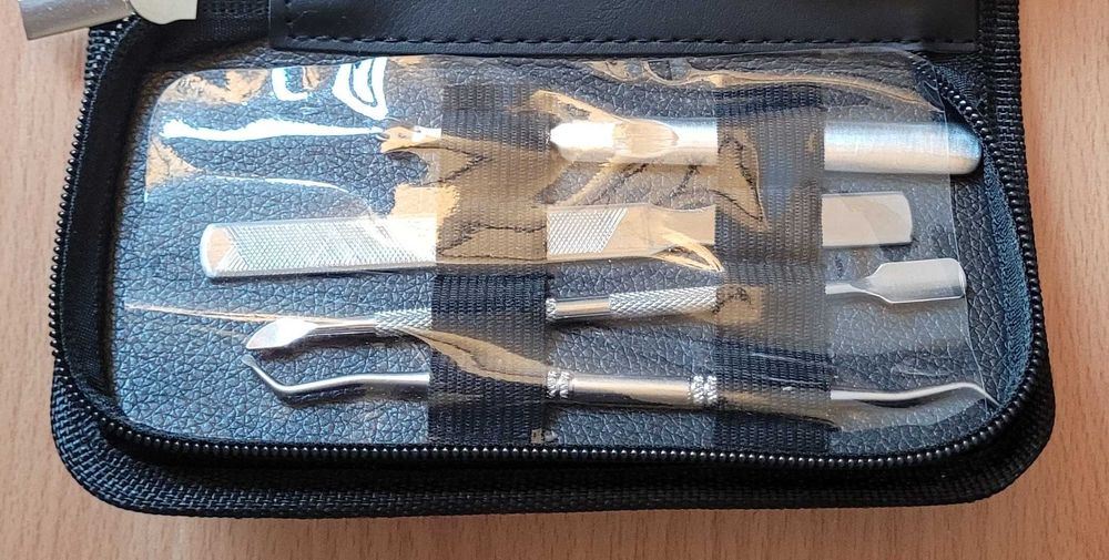 Elegancki Zestaw do Manicure i Pedicure –  5 Elementów w Etui