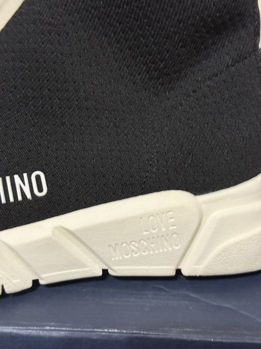 Снікерси/кросівки/кеди/Love Moschino