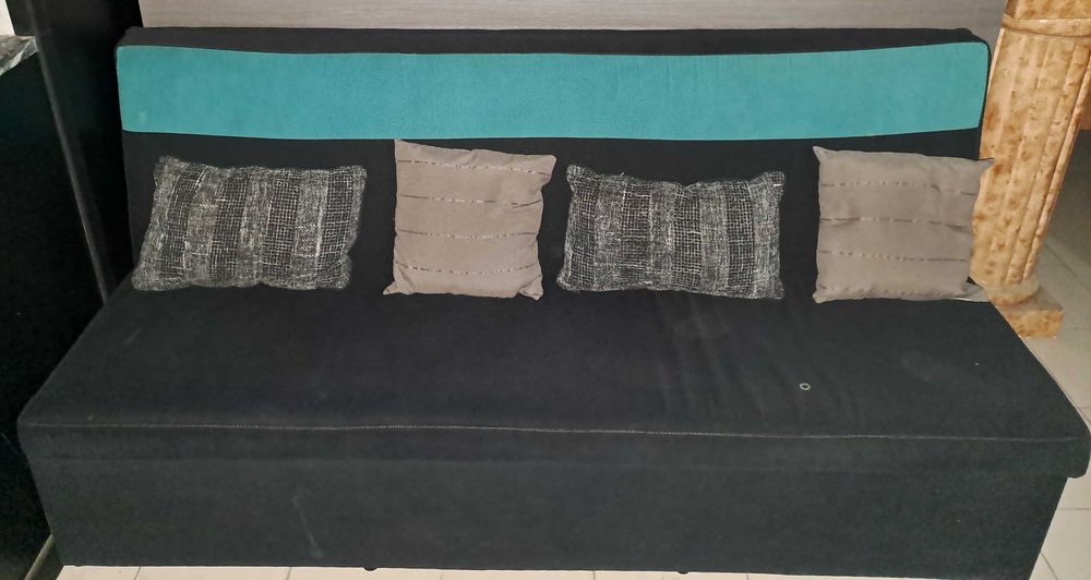 Conjunto sofás mesas e puffs