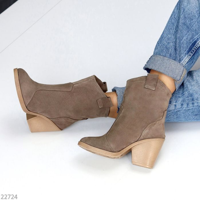 Стильні замшеві бежеві козаки