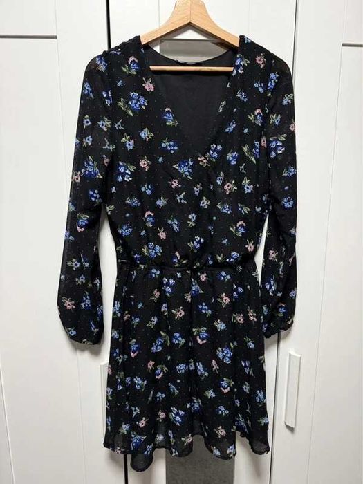 Czarna krótka sukienka w kwiatki