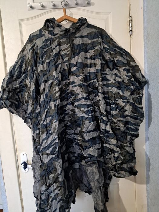 камуфльований дощовик-пончо.