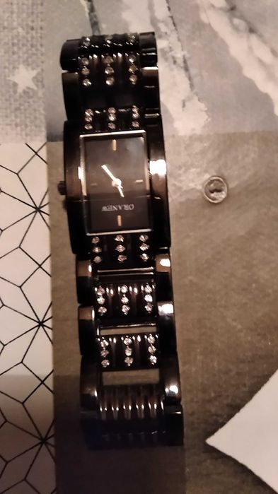 Relógio de senhora preto com bracelete adornada com pedras, novo.