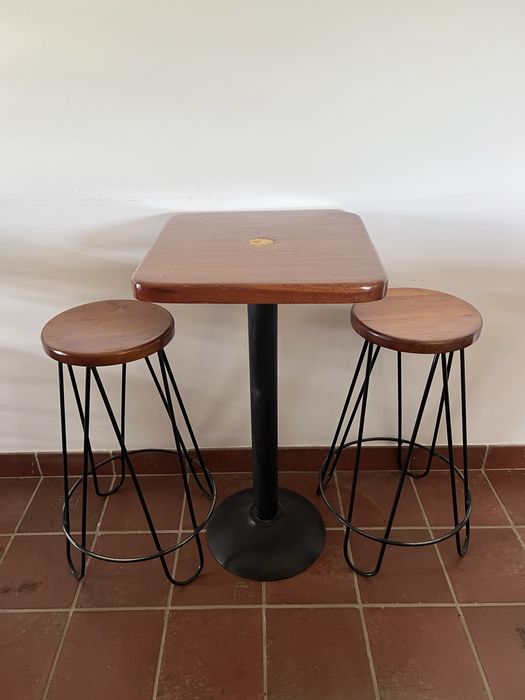 Conjunto 1 mesa e 2 bancos de bar