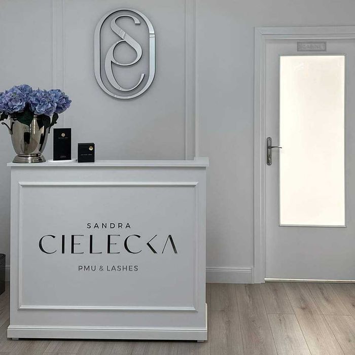 Lada sztukateria recepcja biurko salon butik