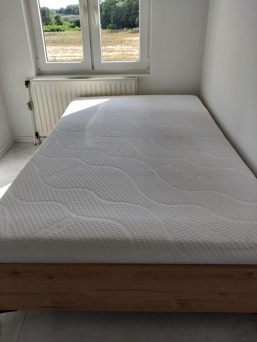 Sprzedam łóżko stelażowe z materacem
