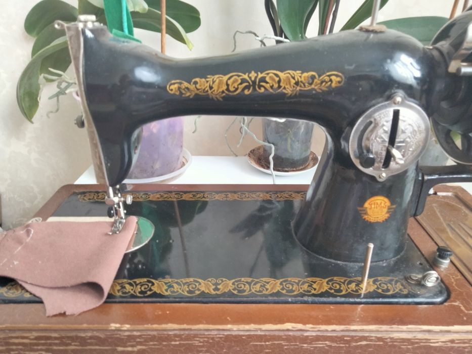 Продам швейну машинку