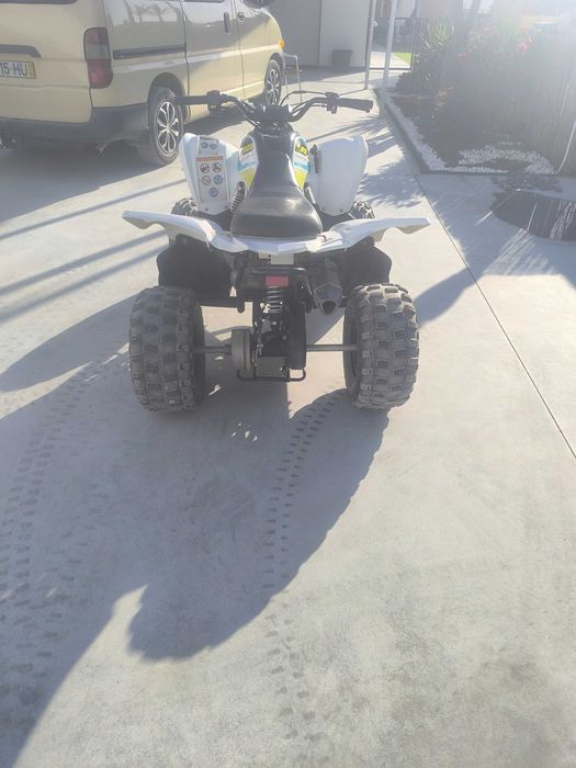 Moto Yamaha 90 raptor com 40 horas, gasolina de 2023.
