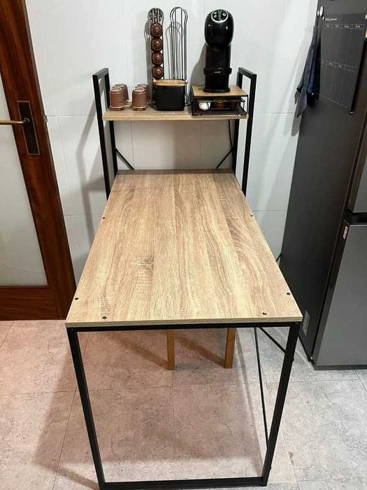 Mesa e secretária com prateleira
