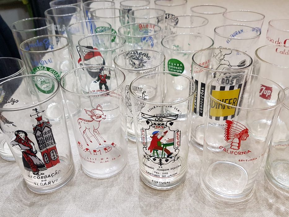 Copos com logotipos