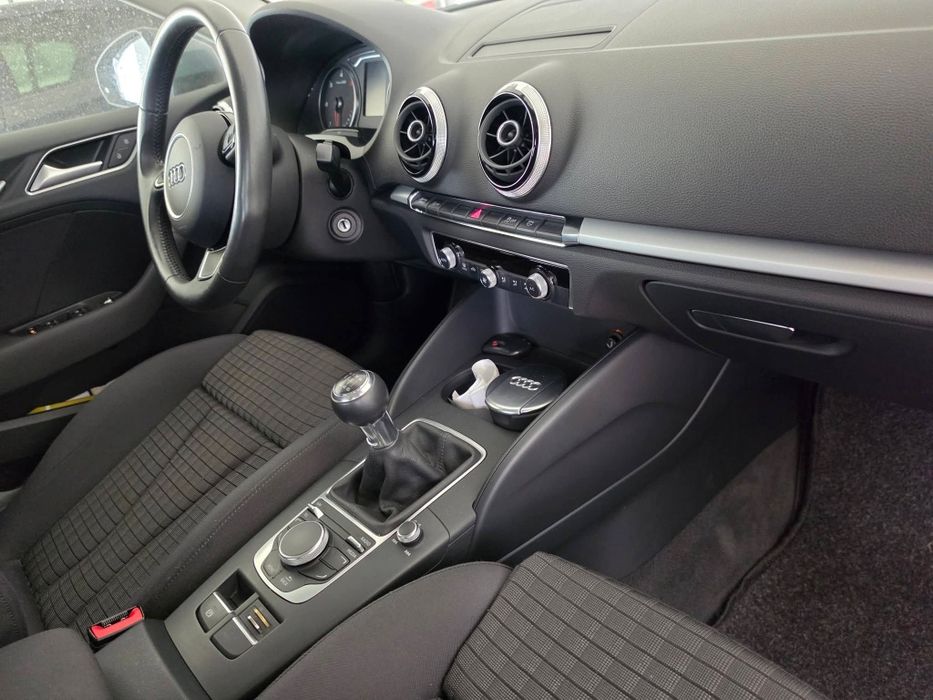 Audi  A3 Sportback 1.6 TDI SLINE foto 5