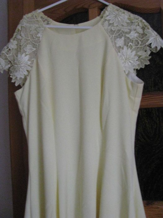 Żółta sukienka z gipiurą