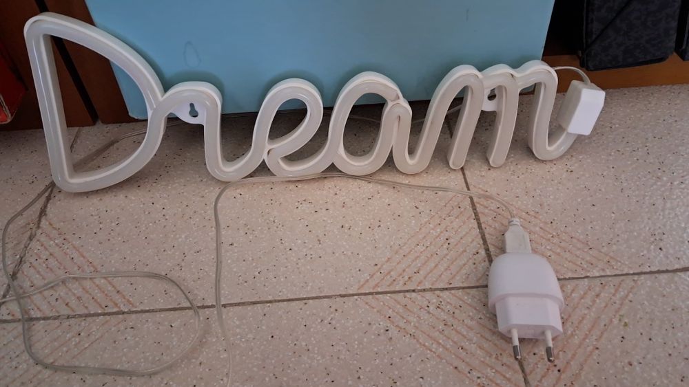Candeeiros néon "love" e "dream"