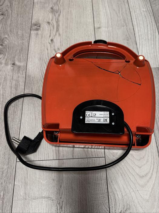 Элекктро кексница. Нова. На корпусе небольшие трещины. На работу не вл