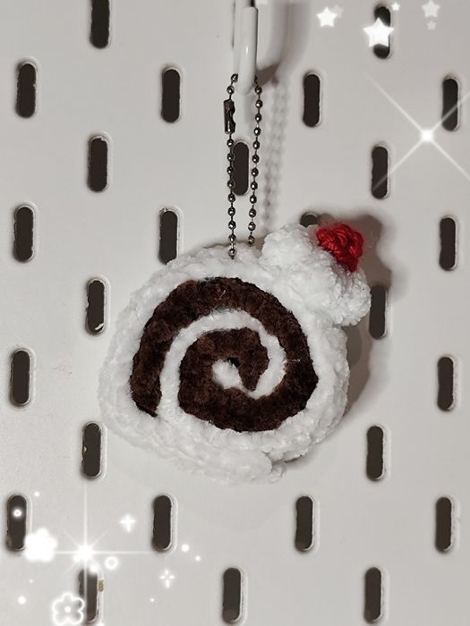 Roll cake szydełkowany breloczek