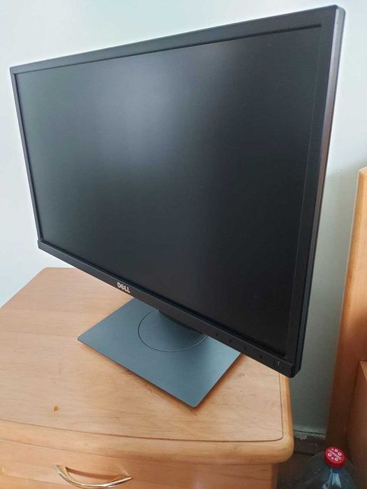 Монітор Dell  рухомий відносно  стійки.