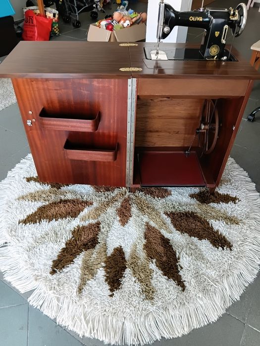 Máquina de costura OLIVA modelo CL 45  com movel ( a funcionar corretamente)