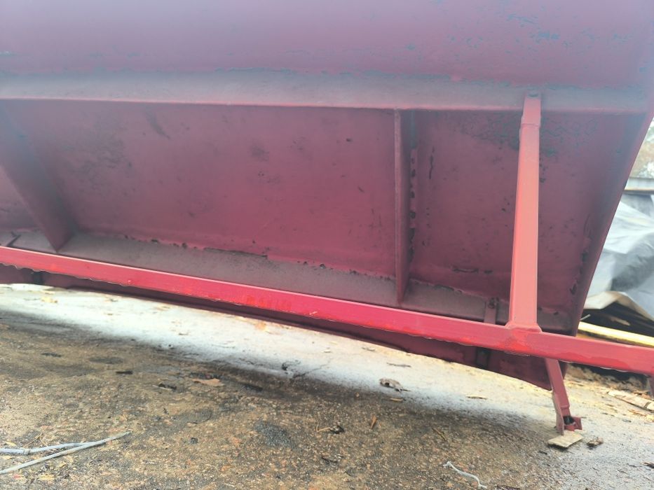 Спойлер грузовика п'яти тонника, стоял на мерседесе