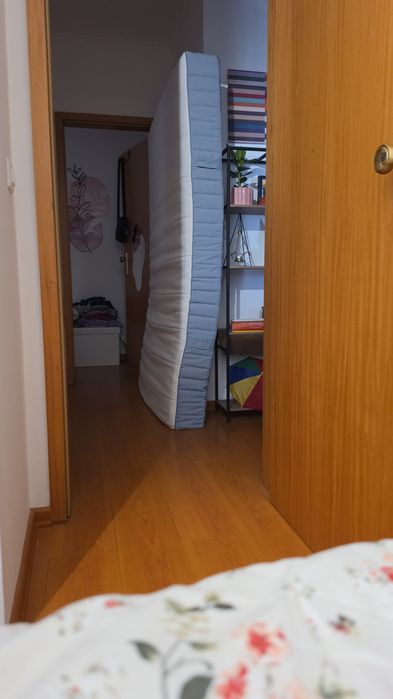 Cama ikea Neiden e colchao Vesteroi