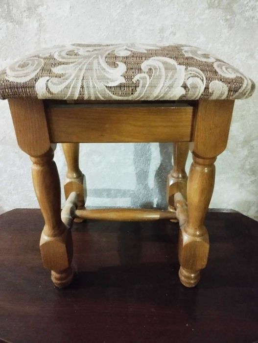 Табуретки б/у в хорошем состоянии 2 шт. За 1500 грн