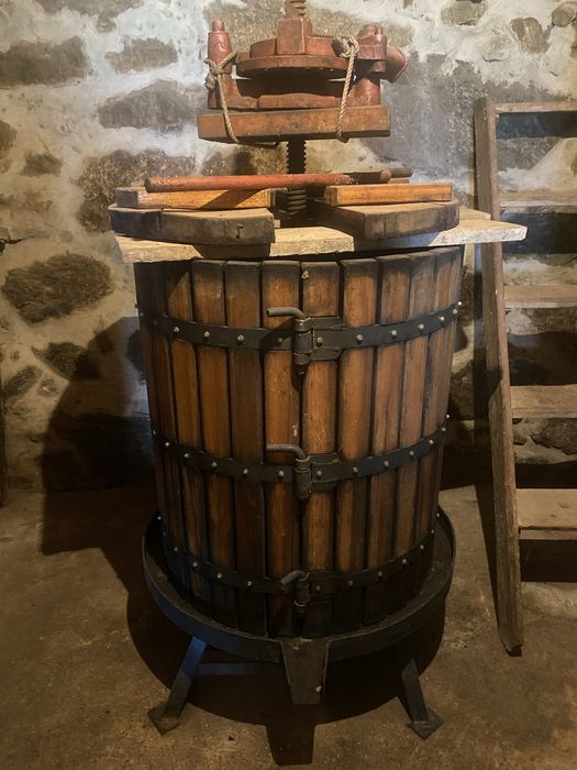 Antiga Prensa de Vinho em Madeira Maciça – Tradicional Portuguesa