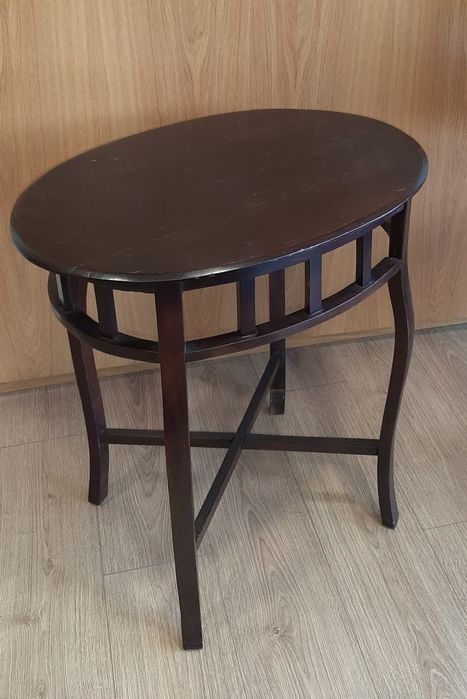 Mesinha e 2 cadeiras antigas