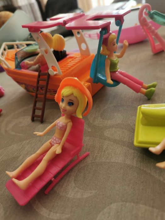 Conjunto de 13 Polly Pockets com barcos, roupas e equipamentos
