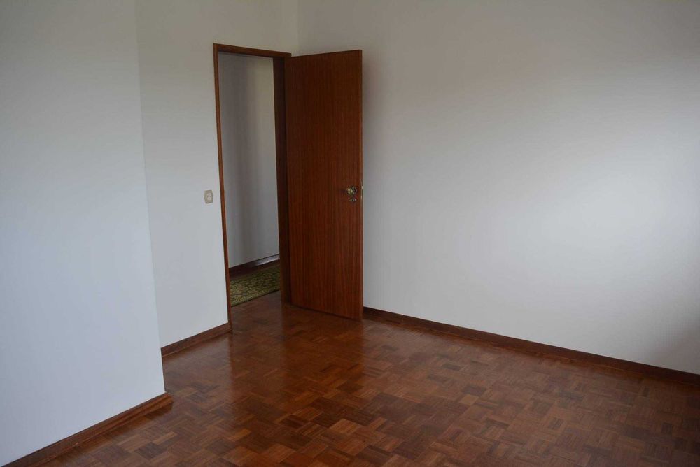 Aluga-se 1º andar apartamento em moradia