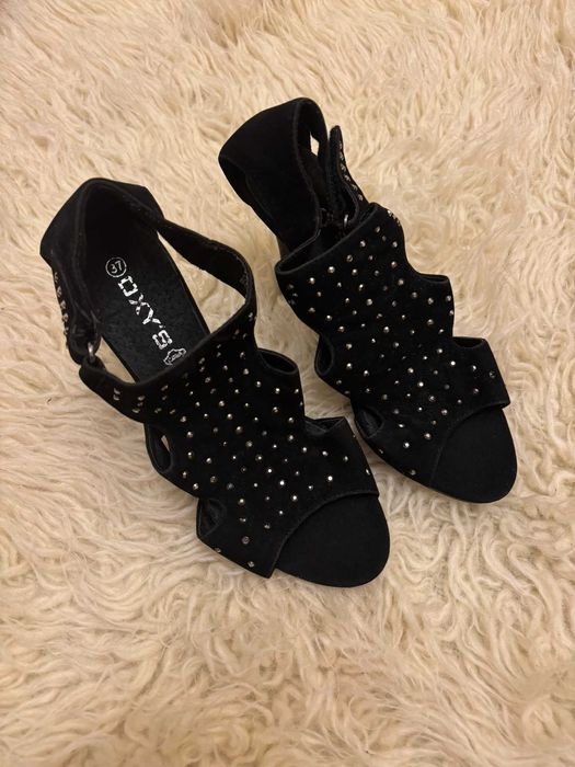 Czarne błyszczące szpilki