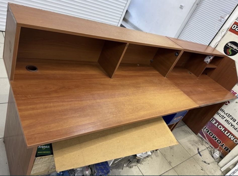 Стол с полками