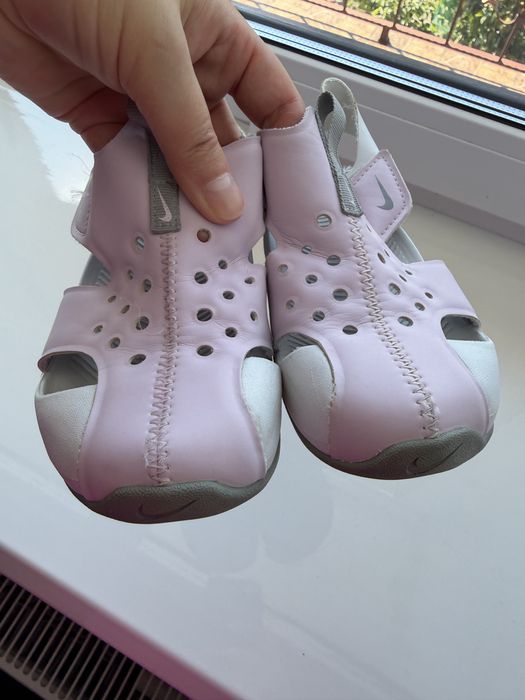 Босоніжки NIKE. Довжина устілки 18 см.